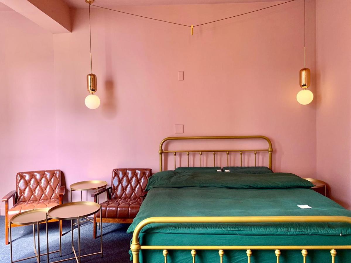 Baker Street London Style Inn Тайнан Екстериор снимка